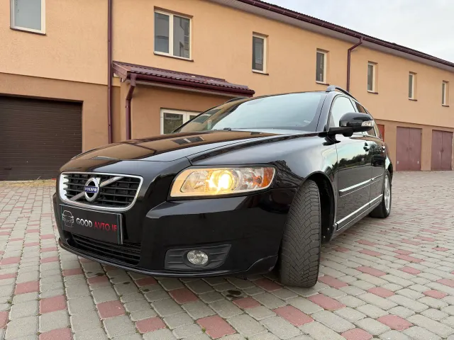 Volvo V50 - фото 1