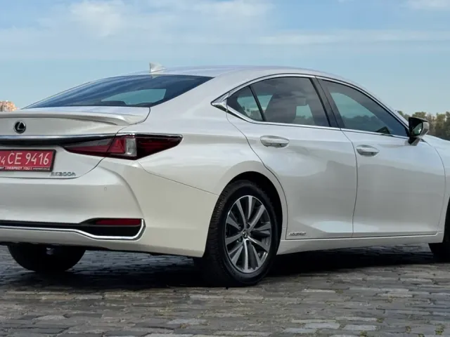 Lexus ES - фото 3