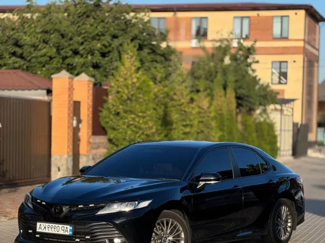 Toyota Camry - фото 1