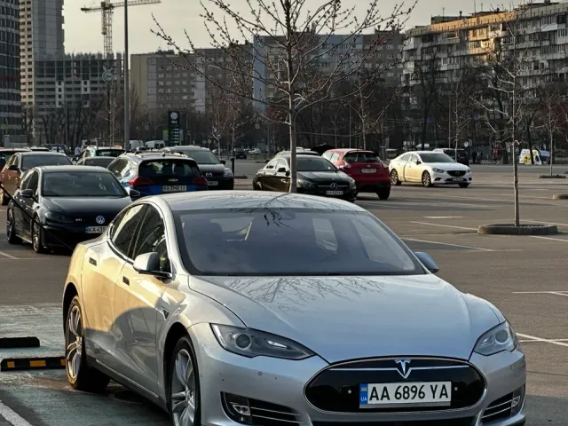 Tesla Model S - фото 1