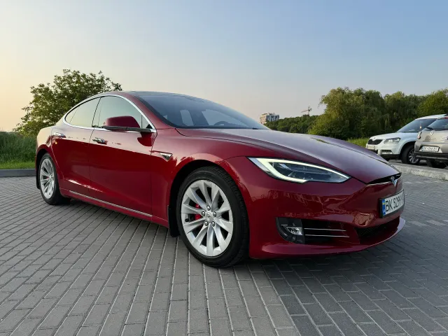 Tesla Model S - фото 1