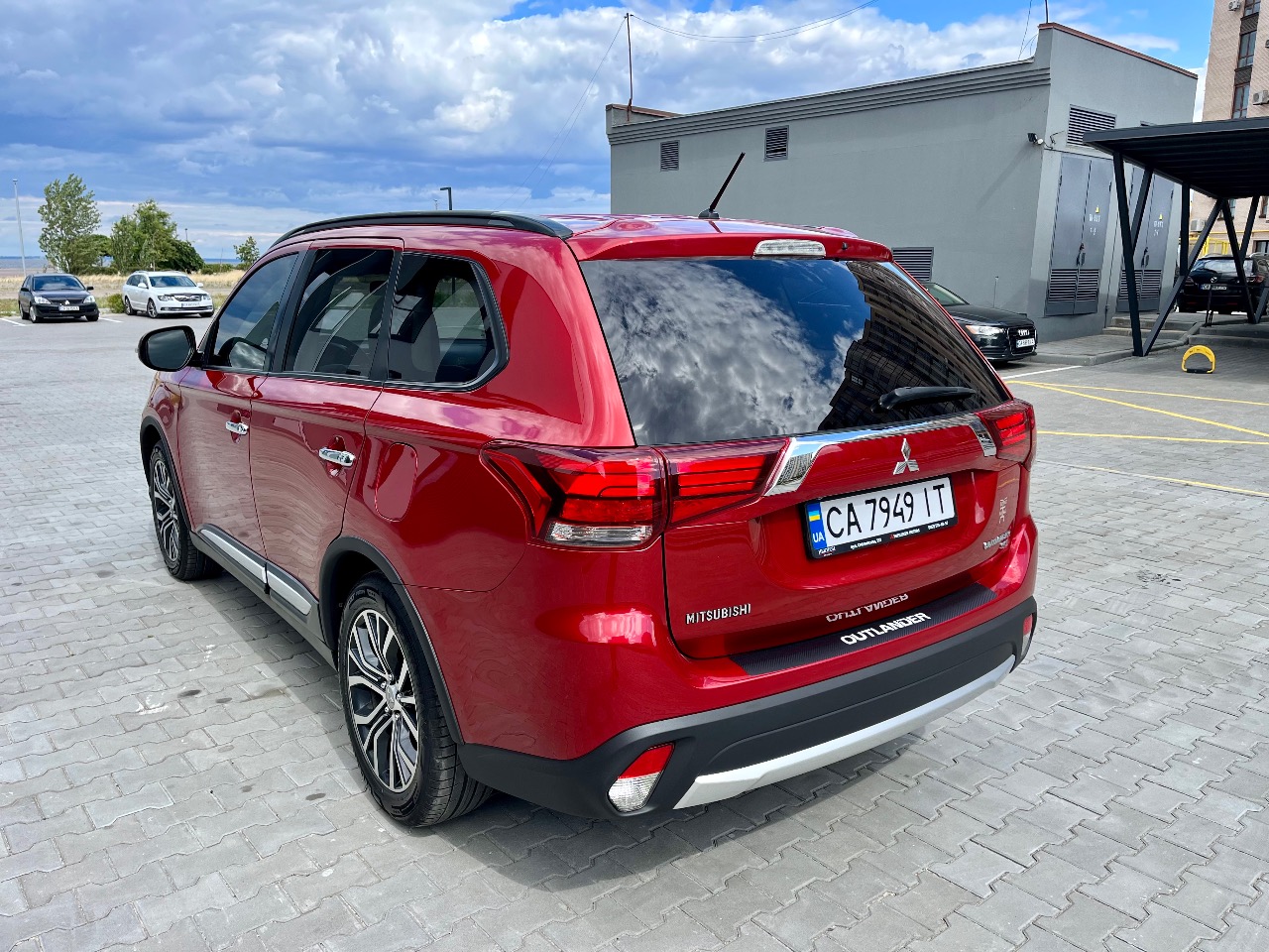 Mitsubishi Outlander - фото 1