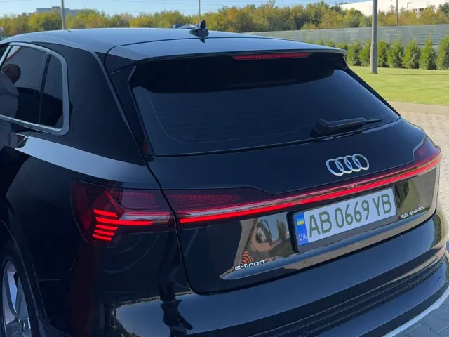 Audi e-tron - фото 5