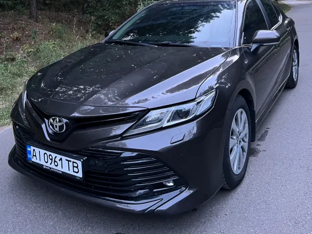 Toyota Camry - фото 1