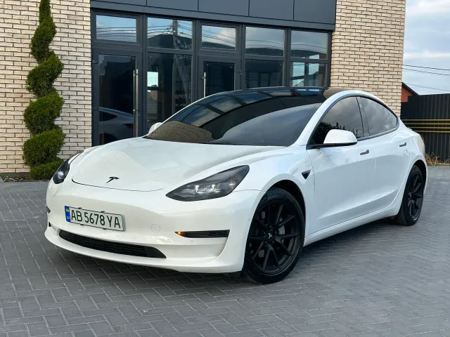 Tesla Model 3 - фото 1