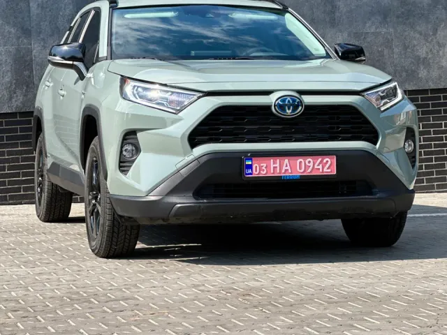 Toyota RAV4 - фото 1
