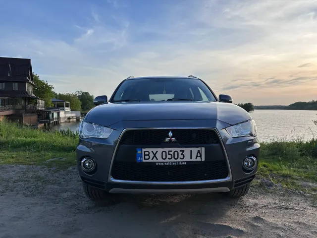 Mitsubishi Outlander - фото 1