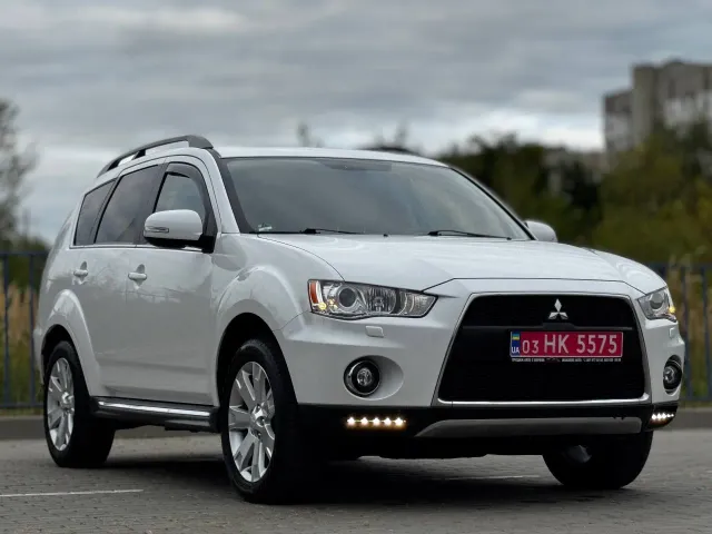 Mitsubishi Outlander - фото 1