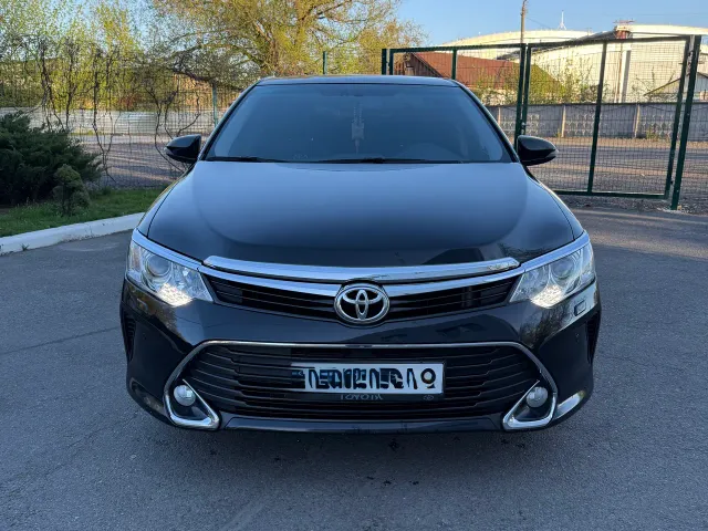 Toyota Camry - фото 1