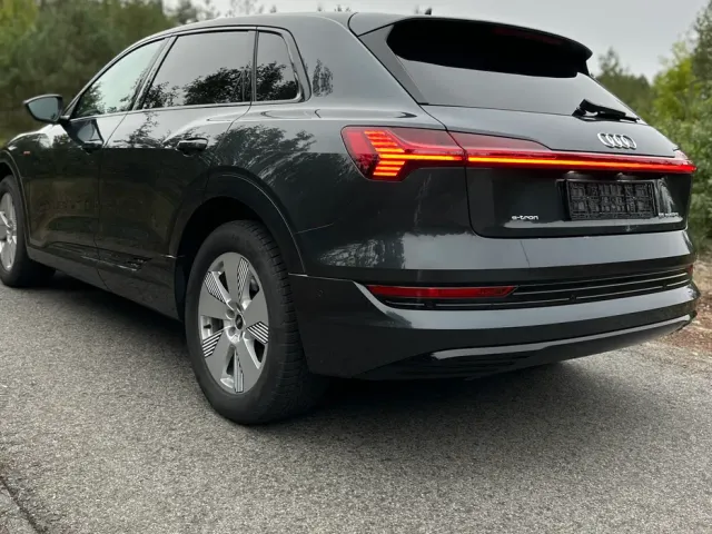 Audi e-tron - фото 4