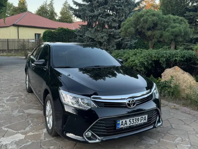 Toyota Camry - фото 1