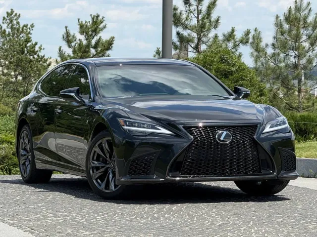 Lexus LS - фото 1