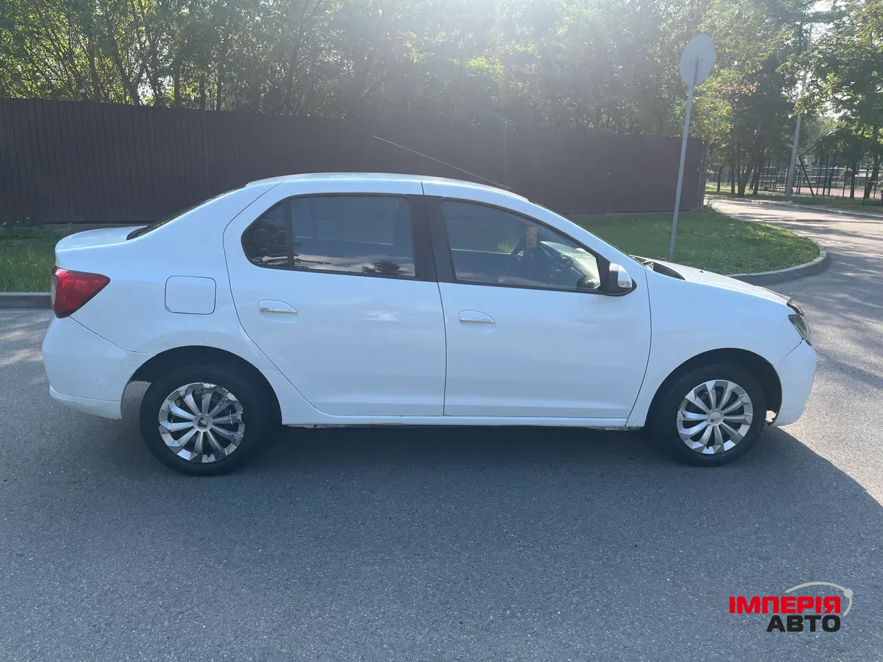 Renault Logan - фото 9