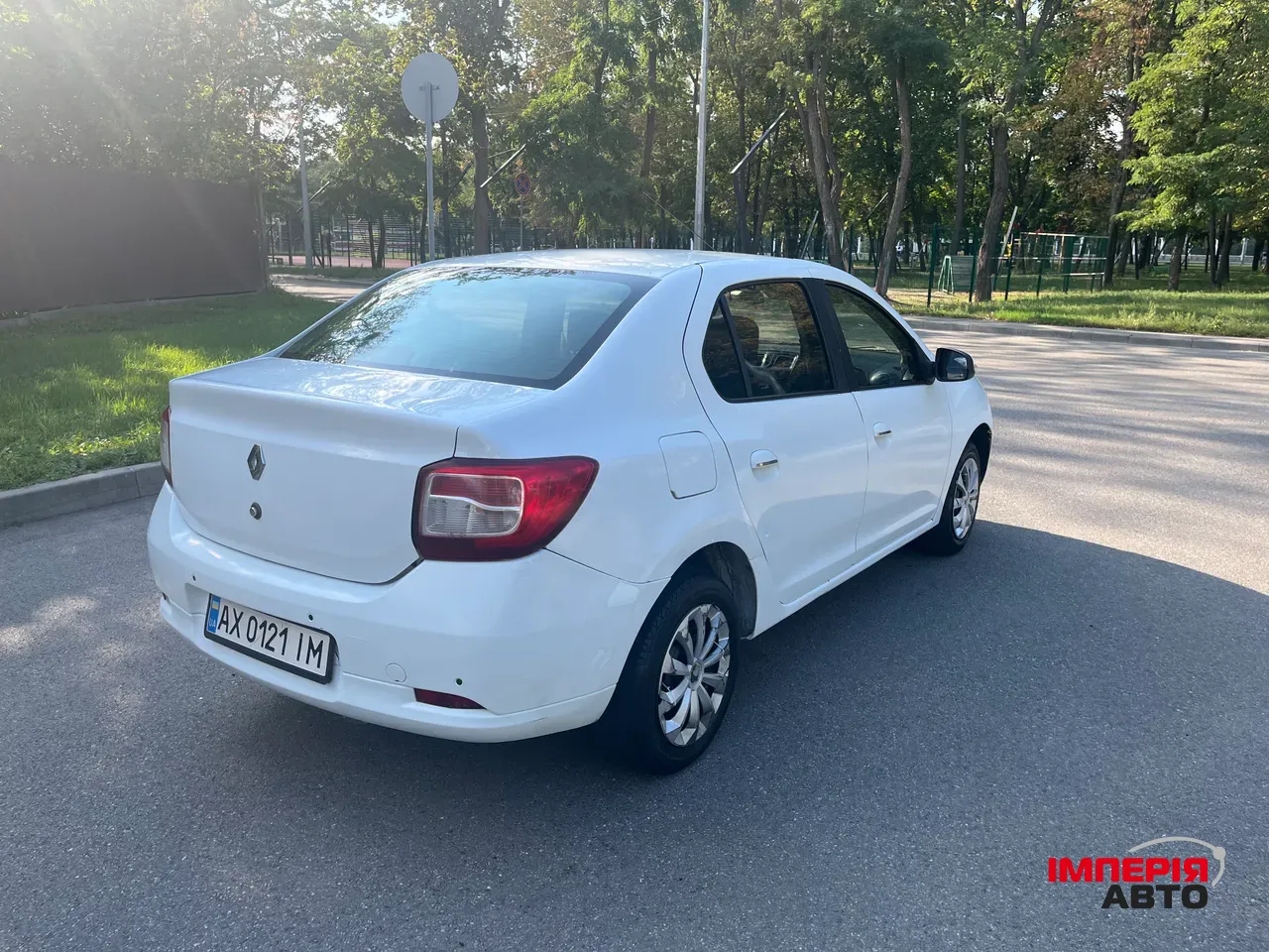 Renault Logan - фото 8