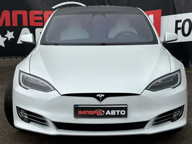 Tesla Model S - фото 1