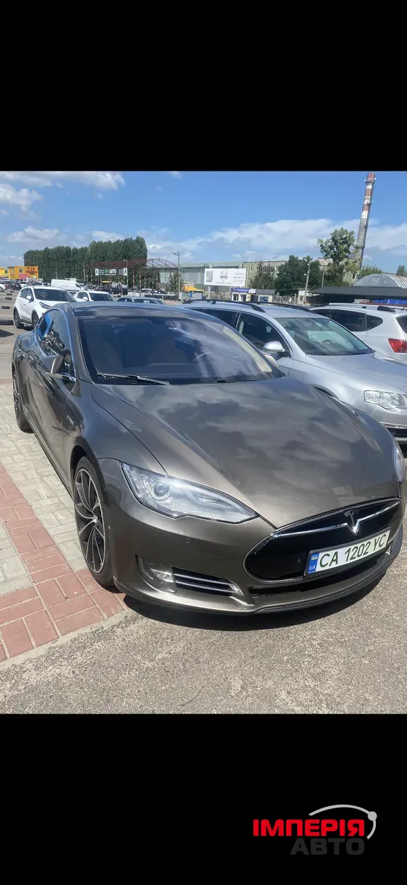 Tesla Model S - фото 1