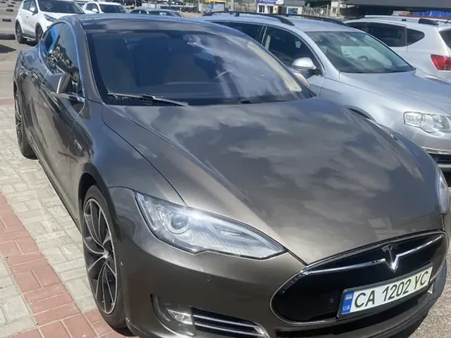 Tesla Model S - фото 1
