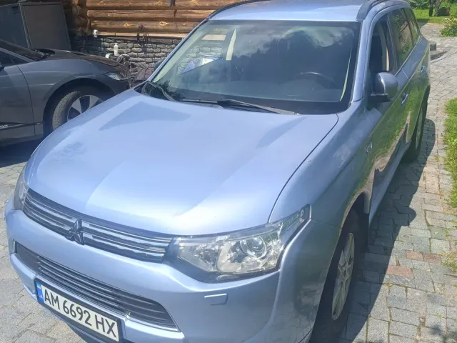 Mitsubishi Outlander - фото 1