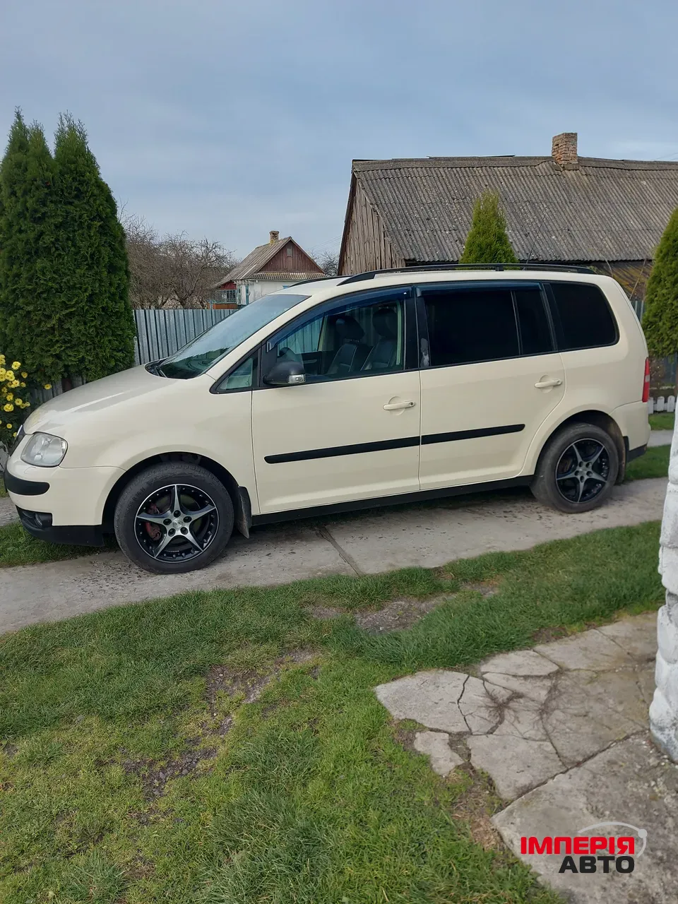 Volkswagen Touran - фото 1