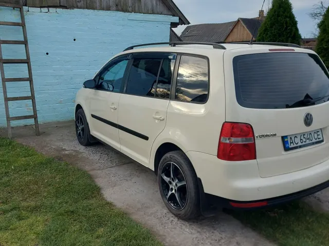 Volkswagen Touran - фото 4