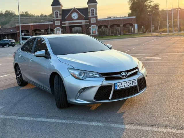 Toyota Camry - фото 2