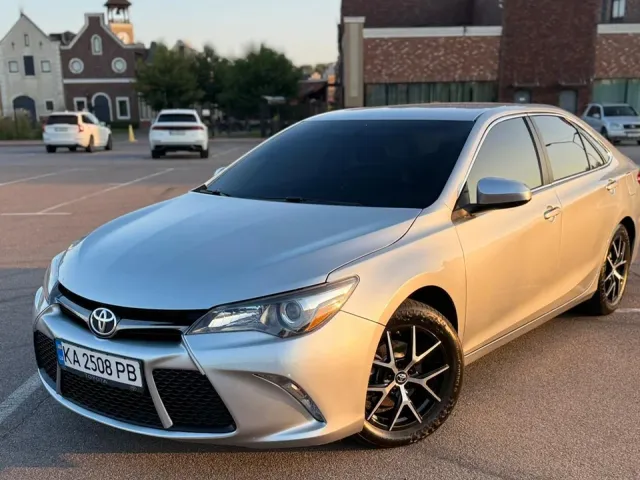 Toyota Camry - фото 1
