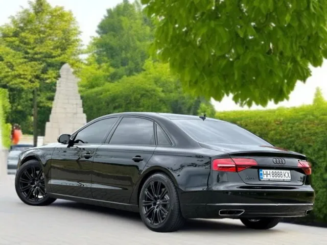 Audi A8 - фото 1