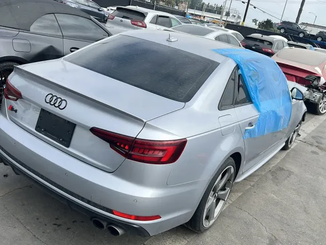 Audi S4 - фото 1