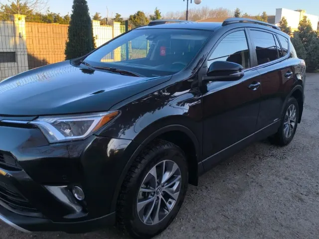 Toyota RAV4 - фото 1