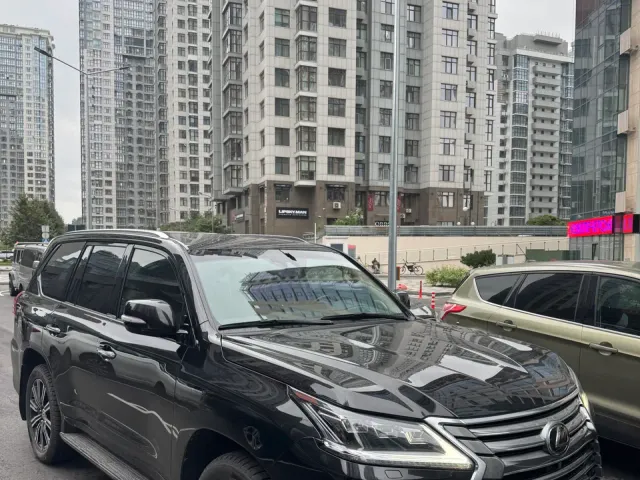 Lexus LX - фото 1