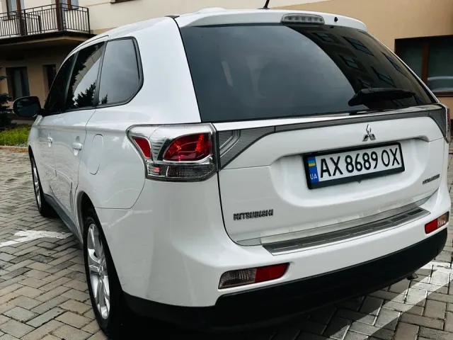 Mitsubishi Outlander - фото 1