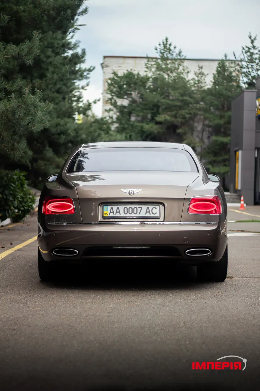Bentley Flying Spur - фото 12