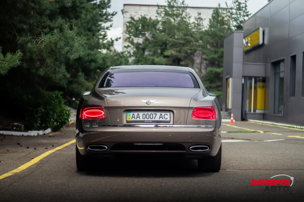 Bentley Flying Spur - фото 17
