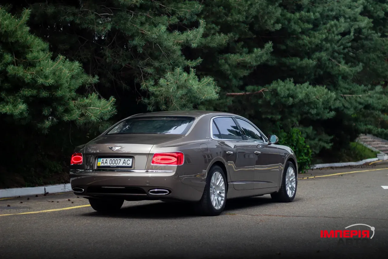 Bentley Flying Spur - фото 18