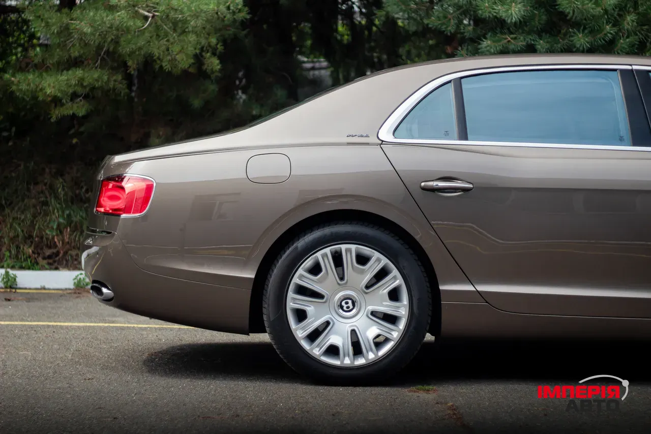 Bentley Flying Spur - фото 22