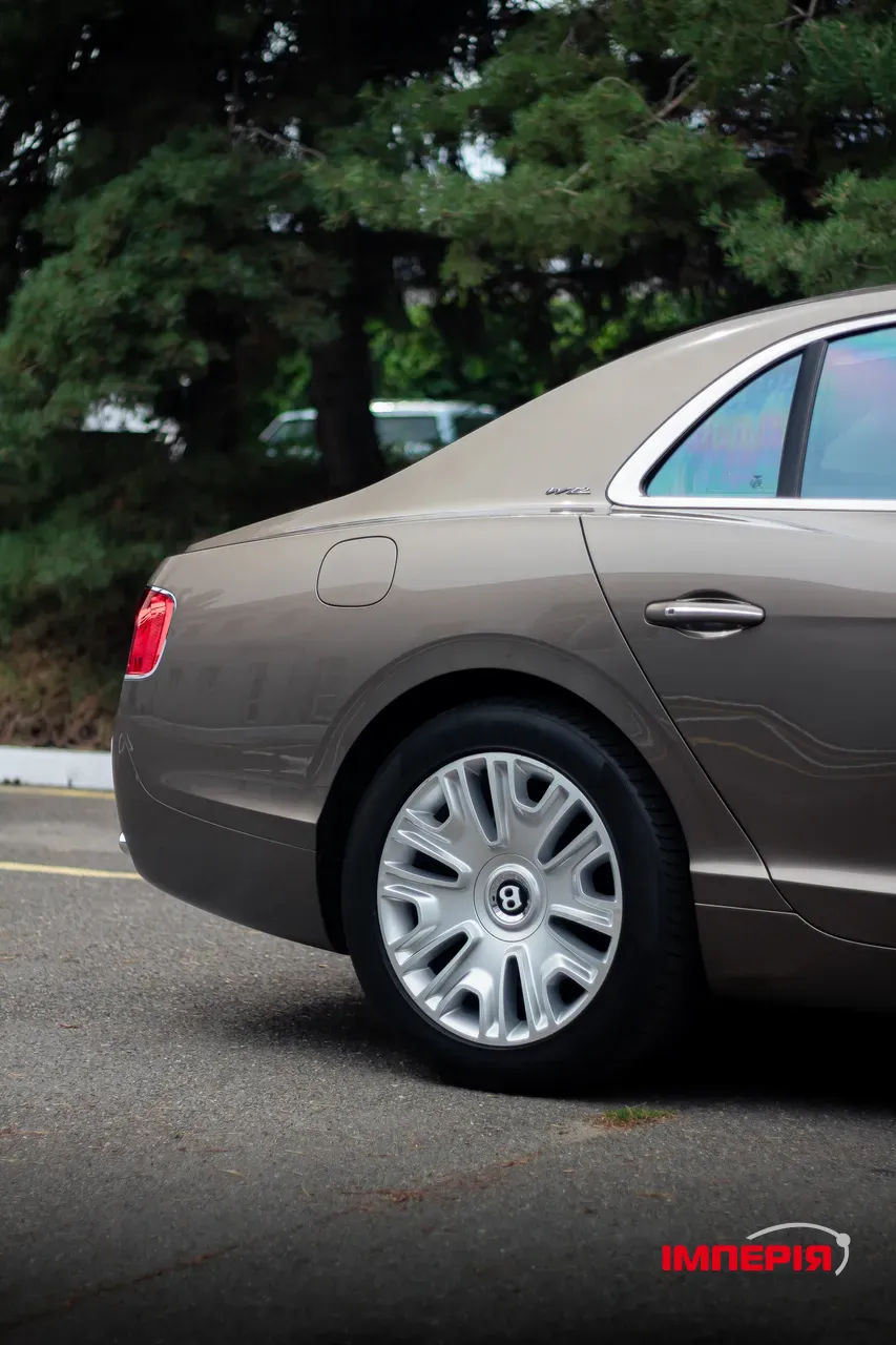 Bentley Flying Spur - фото 5