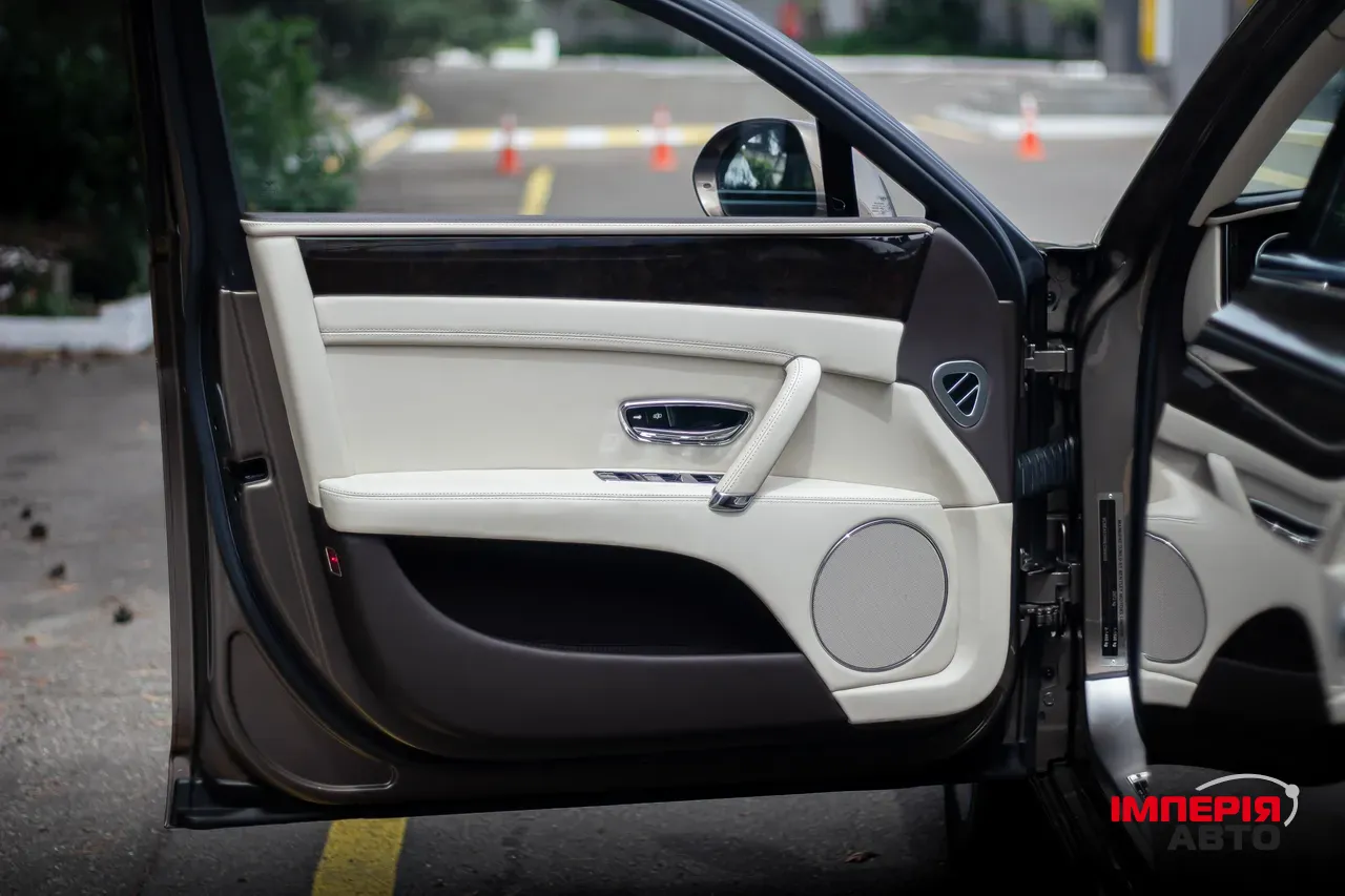 Bentley Flying Spur - фото 7