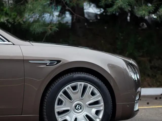 Bentley Flying Spur - фото 4