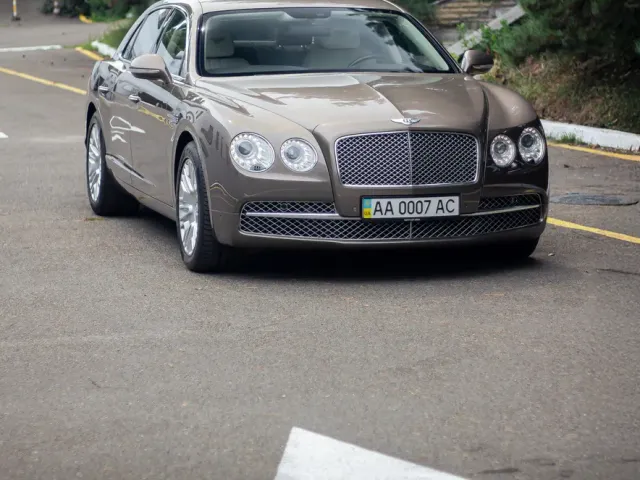 Bentley Flying Spur - фото 2