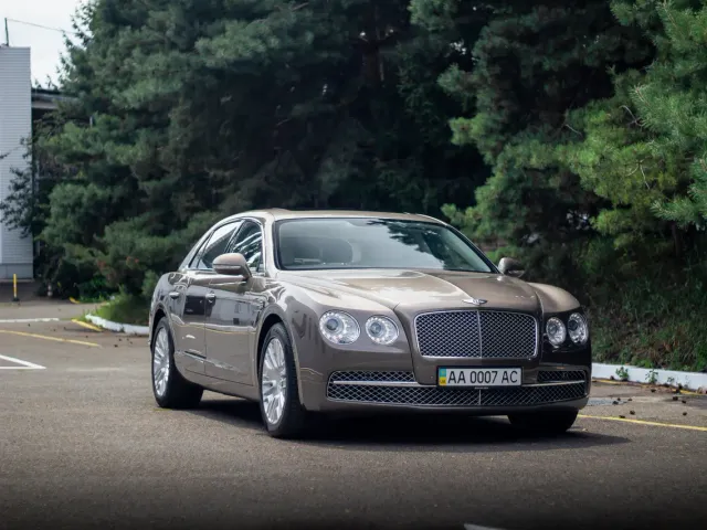 Bentley Flying Spur - фото 1
