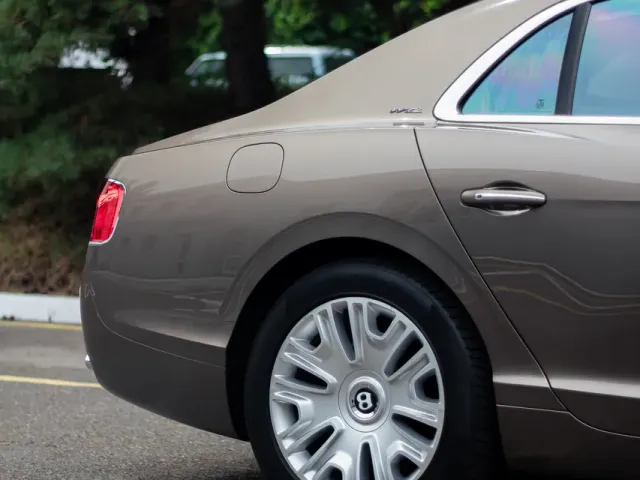 Bentley Flying Spur - фото 5