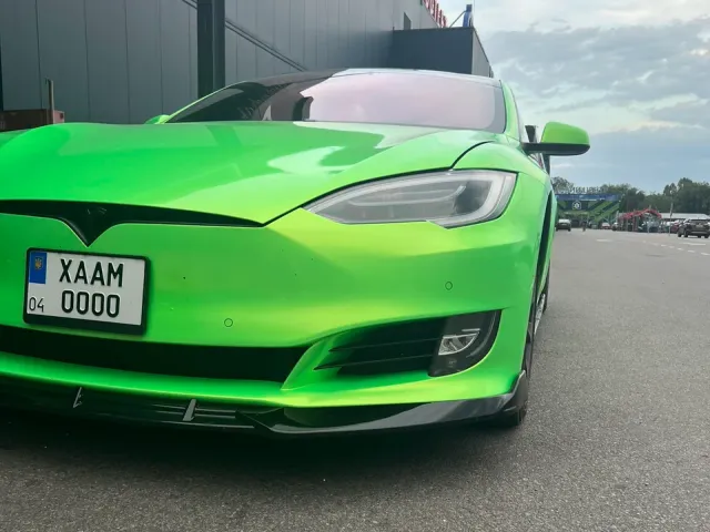Tesla Model S - фото 1