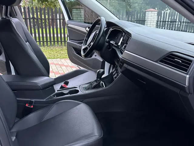 Volkswagen Jetta - фото 1