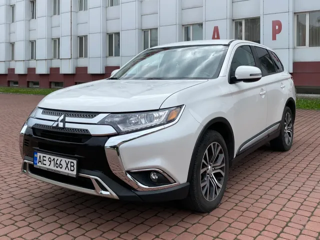 Mitsubishi Outlander - фото 1