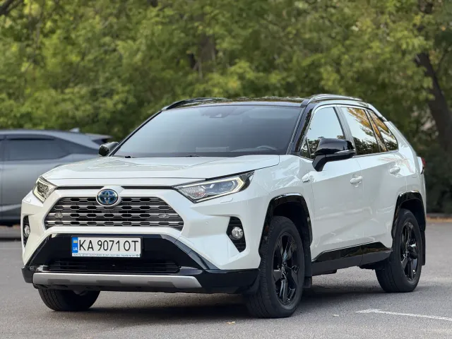 Toyota RAV4 - фото 1