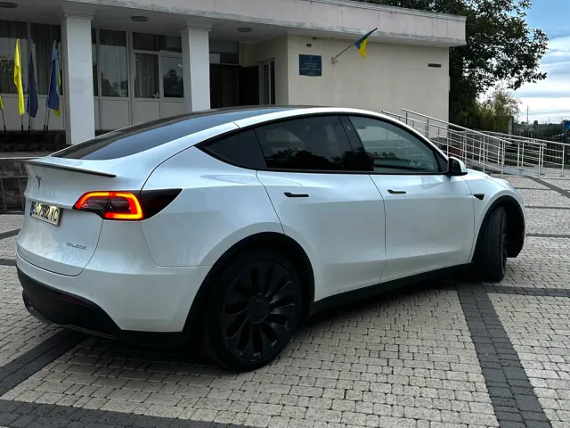 Tesla Model Y - фото 4