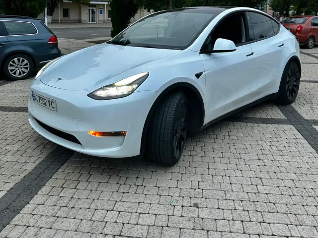 Tesla Model Y - фото 1