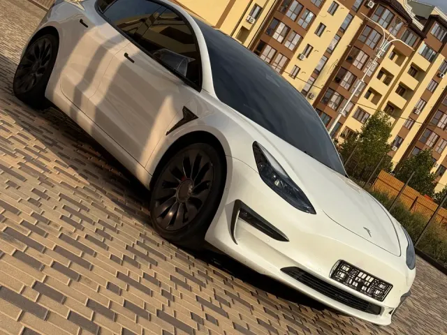 Tesla Model 3 - фото 1