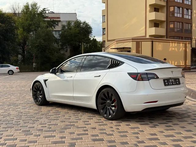 Tesla Model 3 - фото 2