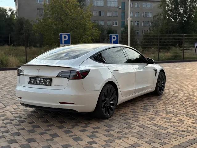Tesla Model 3 - фото 5